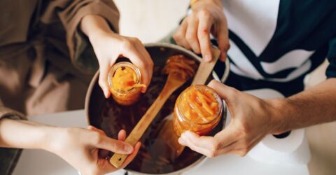 Le Monde avertizează că fierberea obișnuită nu face sigure toate conservele de casă și poate lăsa risc de botulism