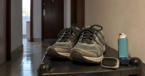 Mersul zilnic ar putea conta în controlul astmului la fel ca antrenamentul aerobic. Cum te ajută informația