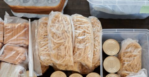 Coșul de bază variază între 20,15 lei și 25,96 lei. Cum verifici produsele cu adaos plafonat