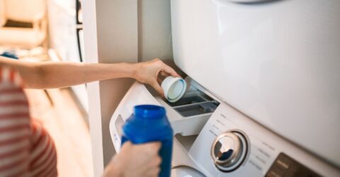 Detergentul în exces lasă reziduuri în haine. Cum folosești corect sertarul și doza