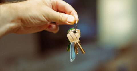 Cum poți economisi minimum 15% la Airbnb dacă stai 28 de nopți sau mai mult