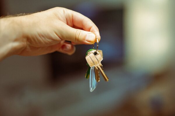 Cum poți economisi minimum 15% la Airbnb dacă stai 28 de nopți sau mai mult