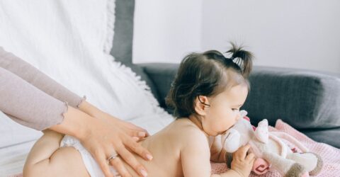 Petele uscate la bebeluși nu înseamnă mereu piele uscată. Ce semne pot indica dermatita atopică
