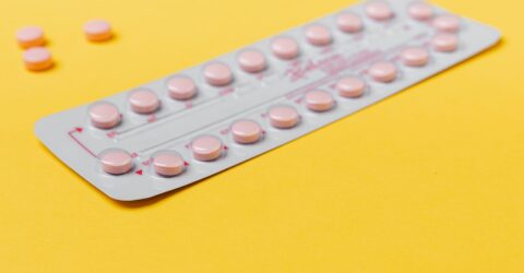 Estrogenul oral și cel administrat prin piele au profiluri diferite de risc la menopauză