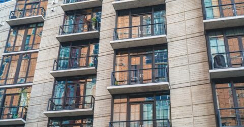 Etajele 2 și 3 pot aduce facturi mai mici. Ce verifici înainte să alegi apartamentul