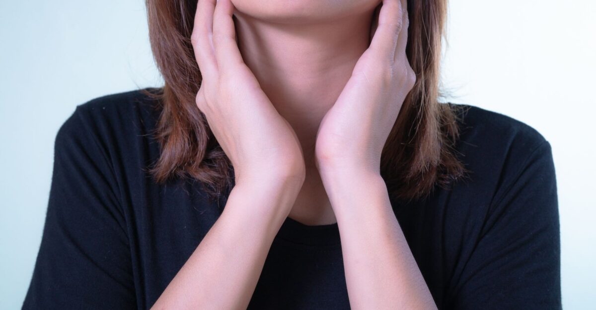 Un ganglion mărit trebuie evaluat dacă persistă sau crește. Analiza de sânge nu pune diagnosticul