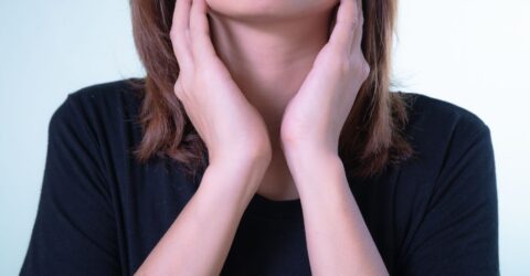 Un ganglion mărit trebuie evaluat dacă persistă sau crește. Analiza de sânge nu pune diagnosticul