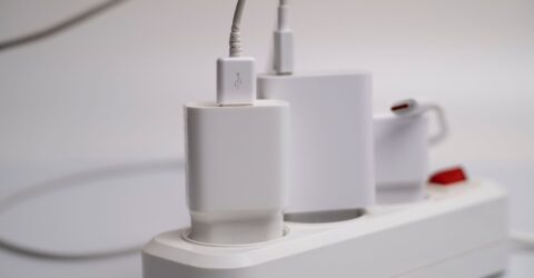La cât te costă un încărcător modern lăsat în priză? Ce aparate îți pot crește factura