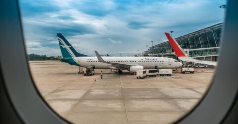 Jaluzeaua ridicată ajută la evacuarea avionului. De ce contează la decolare și aterizare