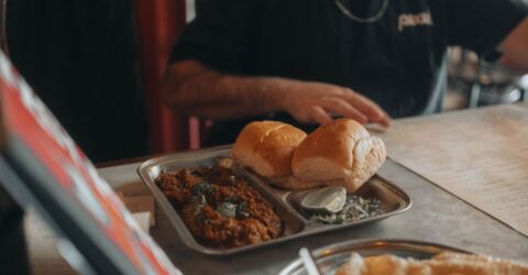 Keema pav cu pui pentru 4 chifle. Sosul condimentat fierbe 15-20 de minute