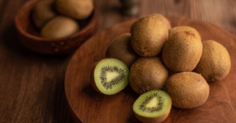Două kiwi verzi apar în studiile despre tranzitul intestinal. Ce a analizat EFSA timp de 15 ani