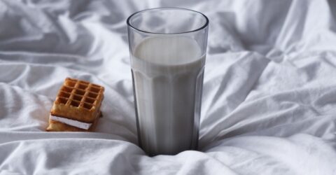 32 de studii leagă consumul mai mare de lactate de un risc relativ mai mare de cancer de prostată, dar nu dovedesc cauza