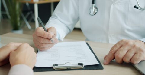 Medicii de familie negociază cu CNAS schimbarea plății. Vor media consultațiilor calculată pe 6 luni