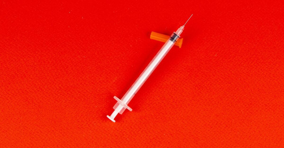 Tinerii și studenții din Regatul Unit sunt îndemnați să se vaccineze împotriva meningitei B