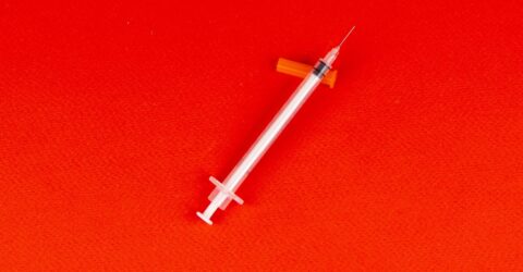 Tinerii și studenții din Regatul Unit sunt îndemnați să se vaccineze împotriva meningitei B