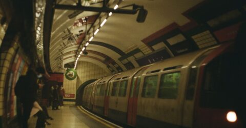 Metroul din Londra nu înseamnă mereu aer rece și tarif fix. Cum eviți costurile mai mari și greșelile de pe traseu