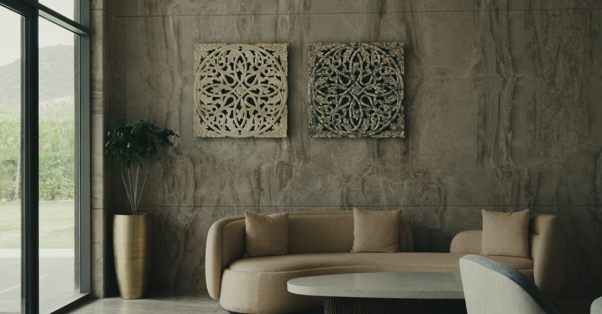 Ce culoare aleg designerii pentru un living elegant și atemporal. Neutrul cald se potrivește cu lumina
