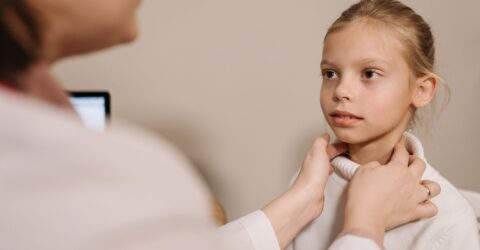Un nodul la gât sau o voce schimbată merită un consult. Ce semne pot avea legătură cu tiroida
