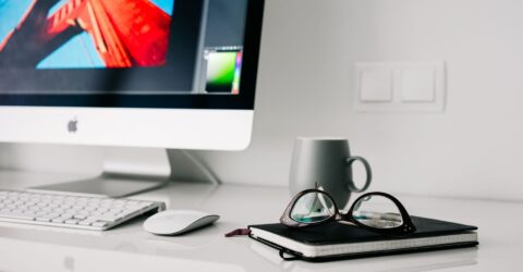 Cum alegi ochelarii pentru lucrul la calculator fără să ignori semnele care cer un consult