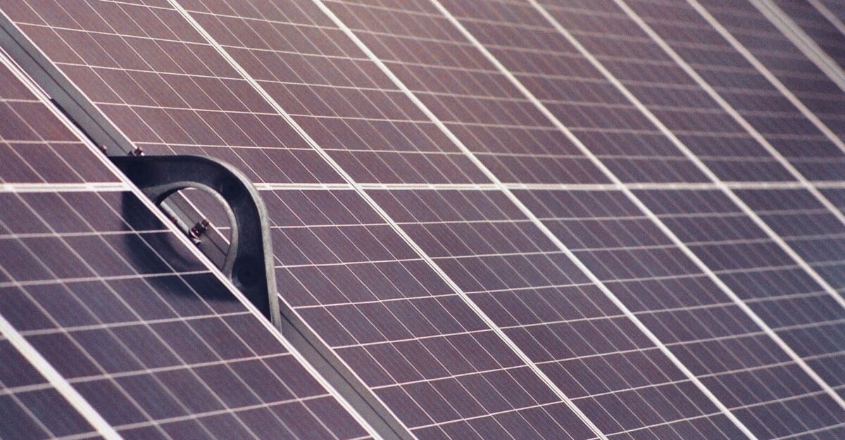 Nu monta panoul solar plug-in pe magazia din lemn. Componentele se pot supraîncălzi
