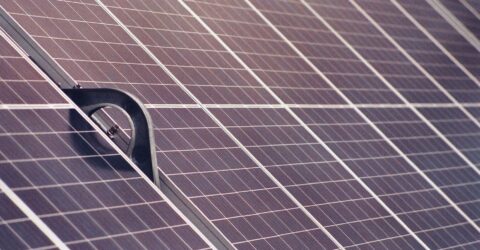 Nu monta panoul solar plug-in pe magazia din lemn. Componentele se pot supraîncălzi