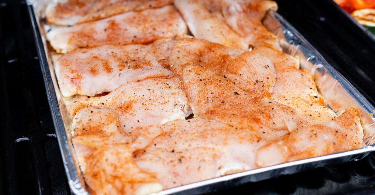 Pui marinat cu sos adobo: ingrediente și pași pentru grătar sau tigaie
