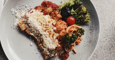 Ce adaugi în puiul Parm ca să rămână crocant sub sos și brânză? Varianta cu susan și harissa