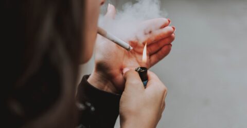 Renunțarea la nicotină vine cu sevraj în primele ore. Ce simptome apar și când scade riscul de recidivă