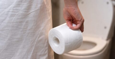 Un studiu suedez pe 82.009 de persoane leagă nitriții de cancerul colorectal. Ce semne cer consult medical