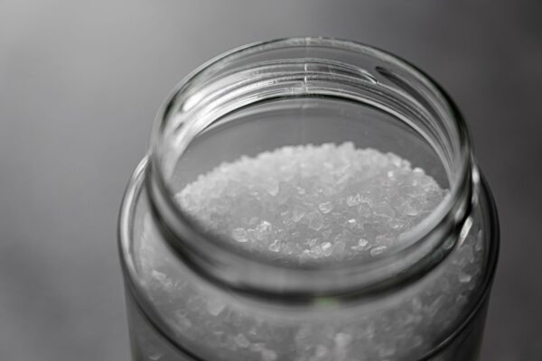 Sarea întărită nu trebuie aruncată. Cum o păstrezi uscată și desfaci bulgării
