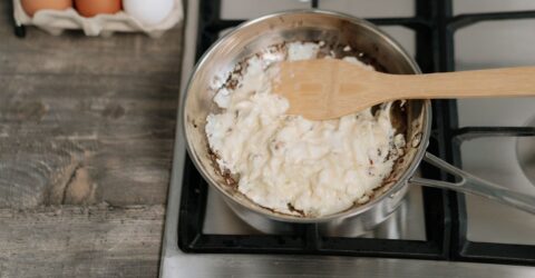 Cum faci ouă jumări mai pufoase și mai bogate la gust cu un ingredient obișnuit din frigider