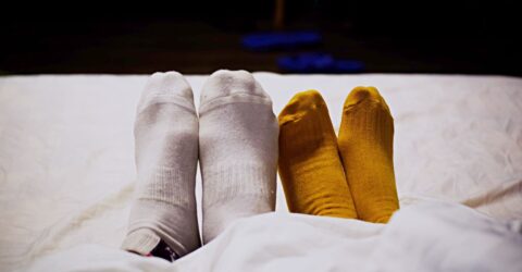 Șosetele te pot ajuta să adormi mai repede dacă ai picioarele reci. Cum alegi perechea potrivită