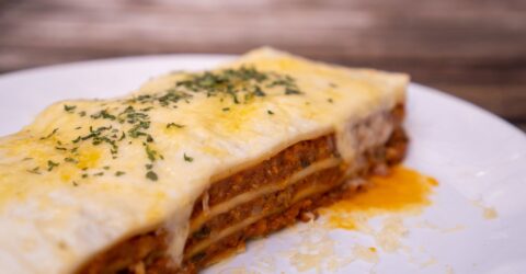 Cum faci sos bechamel pentru paste. Ce pași contează ca să iasă fin, cremos și fără cocoloașe