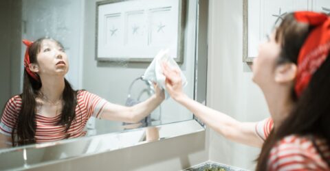 Spuma de ras poate reduce aburirea oglinzii. Cum o aplici fără să lași dâre