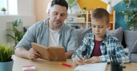 Cum îți ajuți copilul la teme fără să le rezolvi tu și când e nevoie să vorbești cu profesorul