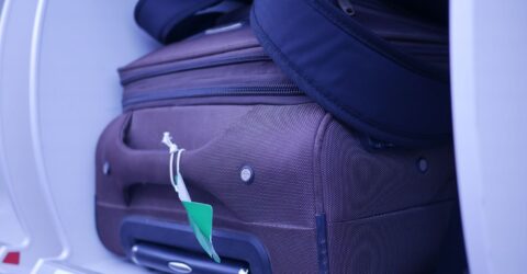 Ce bagaj poți lua în avion în 2026 fără plată separată și când ai nevoie de un tarif care include trolerul