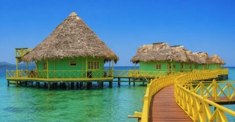 Bocas del Toro are bungalowuri pe apă în jur de 150 de dolari. La ce confort să te aștepți