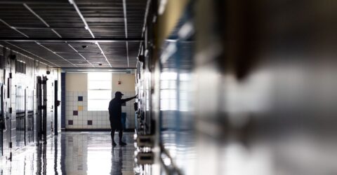 Cum recunoști semnele de bullying la adolescentul tău și ceri sprijinul școlii printr-o sesizare confidențială