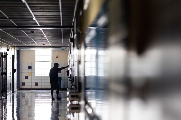 Cum recunoști semnele de bullying la adolescentul tău și ceri sprijinul școlii printr-o sesizare confidențială