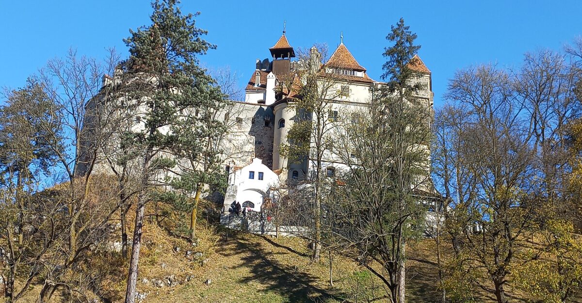 Castelul Bran vinde turul de Halloween din 31 octombrie de la 300 de lei. Trei pachete cu petreceri erau epuizate la 30 octombrie