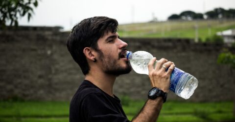 Câtă apă ai nevoie zilnic și de ce cele 8 pahare sunt doar un punct de plecare pentru hidratare