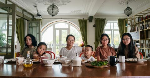 Cum organizezi 7 cine de familie cu o singură listă de cumpărături și pași clari pentru fiecare rețetă