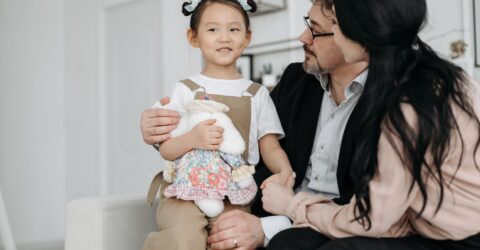 Dacă adopți un copil, poți primi până la 7.650 de lei după reținerea pentru sănătate. Cum ceri sprijinul