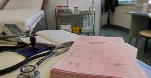 Concediul medical începe cu maximum 4 zile la medicul de familie sau 15 la specialist