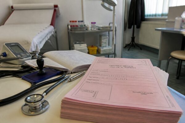 Concediul medical începe cu maximum 4 zile la medicul de familie sau 15 la specialist