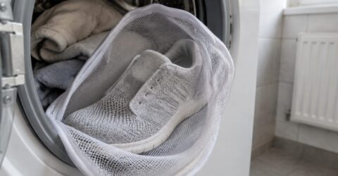 Cum cureți pantofii sport fără să le strici forma și când poți folosi mașina de spălat la 30°C