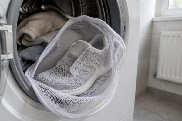 Cum cureți pantofii sport fără să le strici forma și când poți folosi mașina de spălat la 30°C