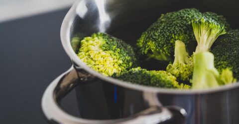 Cum gătești legumele ca să păstrezi mai bine nutrienții, de la cantitatea de apă la timpul pe foc