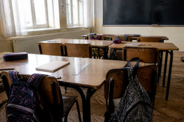 Cum se face admiterea la liceu în 2027. Părinții trec opțiunile la școală și verifică fișa