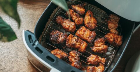 Cum eviți depunerile din airfryer. Spray-ul de gătit poate deteriora învelișul coșului